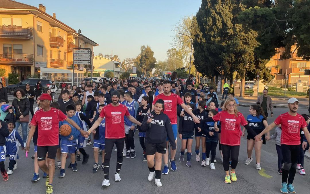 In 500 per l’accensione del fuoco della Pedagnalonga ieri a Borgo Hermada: la torcia portata in staffetta dal cuore di Terracina. Commoventi gli ultimi metri con i ragazzi di Avatar e Gino Rigoni