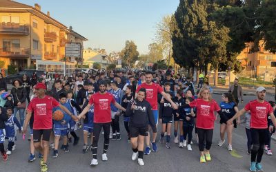 In 500 per l’accensione del fuoco della Pedagnalonga ieri a Borgo Hermada: la torcia portata in staffetta dal cuore di Terracina. Commoventi gli ultimi metri con i ragazzi di Avatar e Gino Rigoni