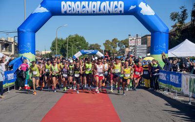 Comunicato stampa La Pedagnalonga numero 50 è stato un successo totale. Nuovo record per la manifestazione più frequentata di primavera: migliaia di partecipanti alla passeggiata naturalistica e scintille sul traguardo della gara di 21 km