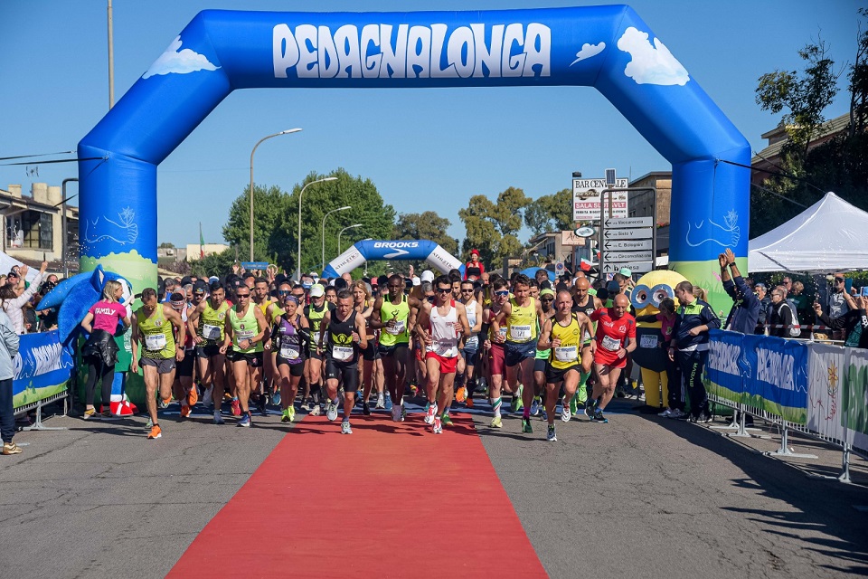 Comunicato stampa La Pedagnalonga numero 50 è stato un successo totale. Nuovo record per la manifestazione più frequentata di primavera: migliaia di partecipanti alla passeggiata naturalistica e scintille sul traguardo della gara di 21 km